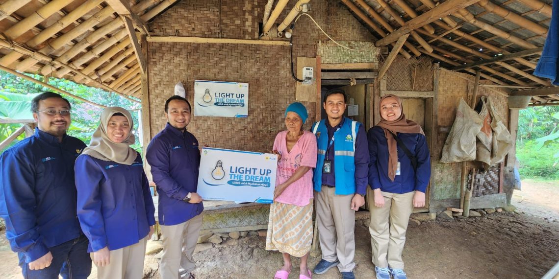 Berasal Dari Donasi Pegawai PLN, Kini 3.024 Warga Kini Bisa Nikmati Listrik