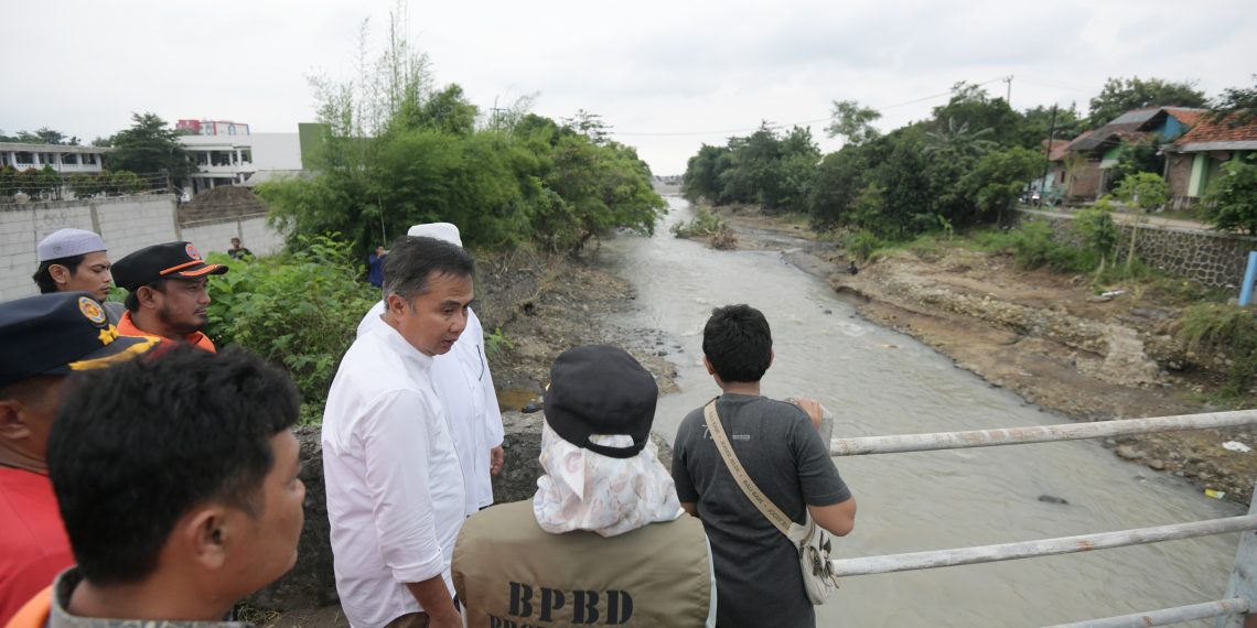 Bey Machmudin Tinjau Lokasi Banjir Bandang Cirebon