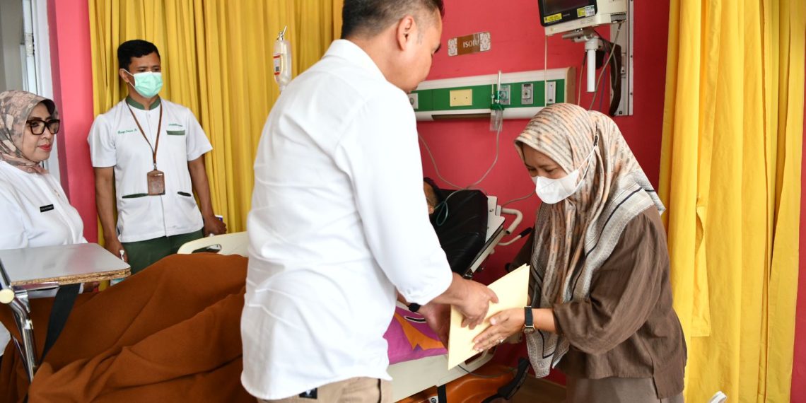 Jenguk Korban Kecelakaa di Gerbang Tol Ciawi 2, Pj Gub Jabar Titipkan Hal Ini