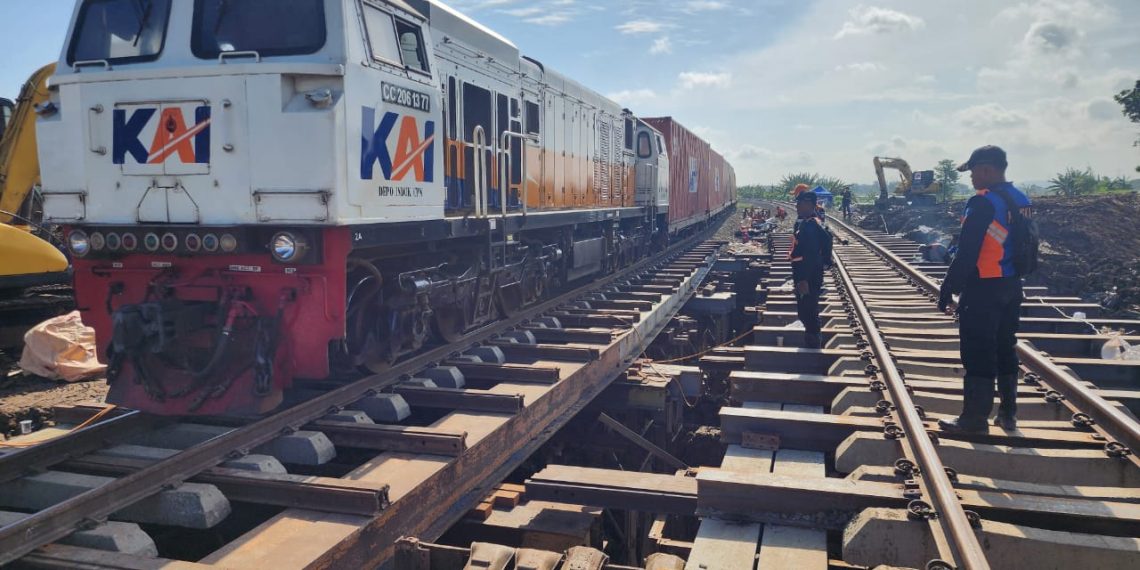 Jalur KA Grobogan Berhasil Dipulihkan, 23 KA Sudah Bisa Lewat Dengan Kecepatan Terbatas