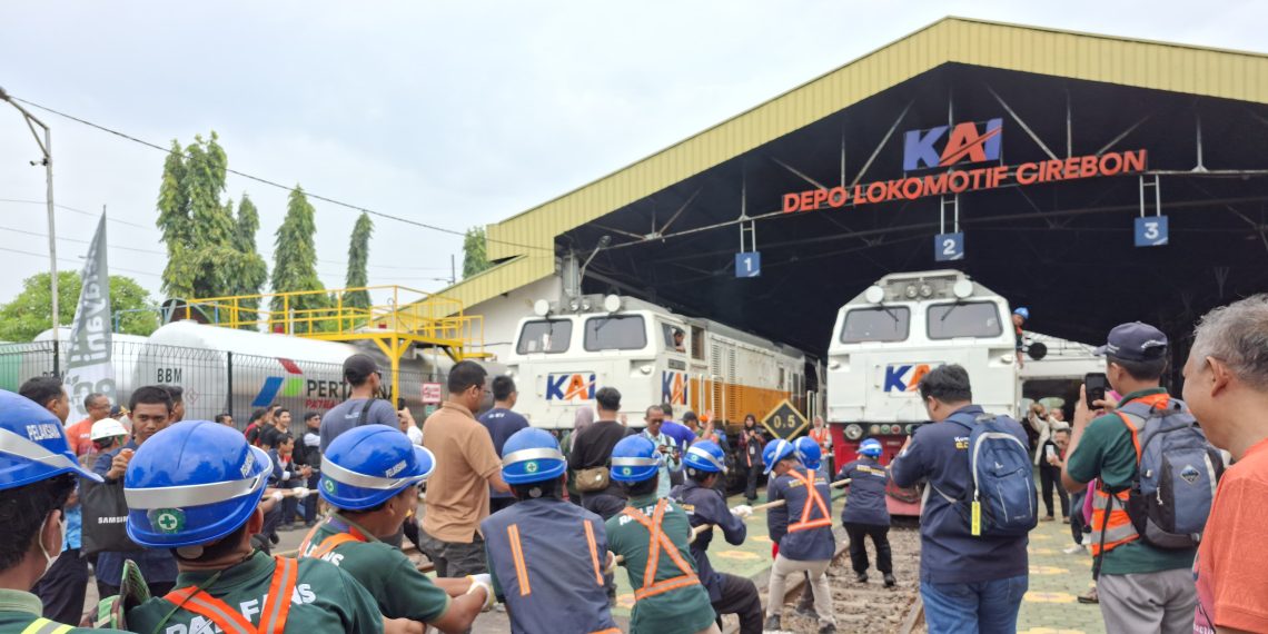 Unik! KAI Daop 3 Cirebon Gelar Lomba Tarik Lokomotif di HUT ke-80