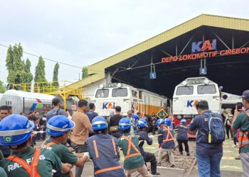 Unik! KAI Daop 3 Cirebon Gelar Lomba Tarik Lokomotif di HUT ke-80