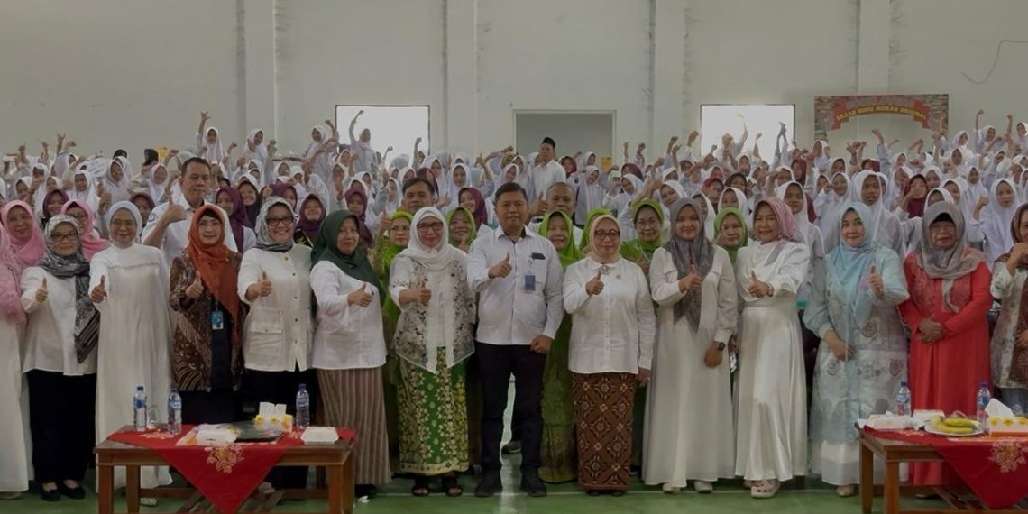 Menteri PPPA dan Pemprov Jabar Turun ke Buntet, Bagi Kacamata dan Ikan Segar Buat Santri