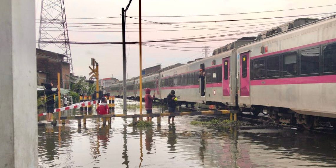 Rel Terendam, KAI Daop 3 Cirebon Alihkan Rute Kereta via Selatan